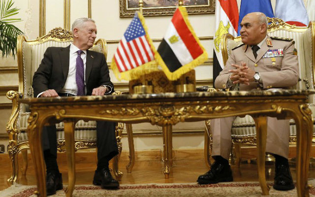 Egypt's Minister of Defence Sedki Sobhy welcomes US Defense Secretary James Mattis at the Ministry of Defense in Cairo on April 20, 2017. (Jonathan Ernst/Pool/AFP)