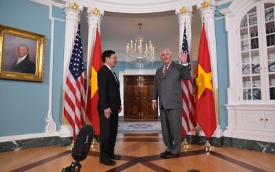 US Secretary of State Rex Tillerson, right, waves after he and Vietnamese Deputy Prime Minister and Foreign Minister Pham Binh Minh posed for photos in the Treaty Room of the State Department in Washington, DC on April 20, 2017. (AFP/ MANDEL NGAN)