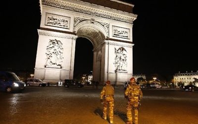 Soldiers patrol near the Arc de Triomphe after a shooting killed a police officer and injured two others on the Champs-Elysees in Paris, France, on April 20, 2017. (AFP/Benjamin Cremel)