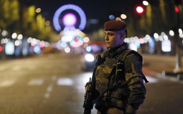 A French soldier stands guard on the Champs Elysees in Paris after a shooting on April 20, 2017. (AFP / THOMAS SAMSON)