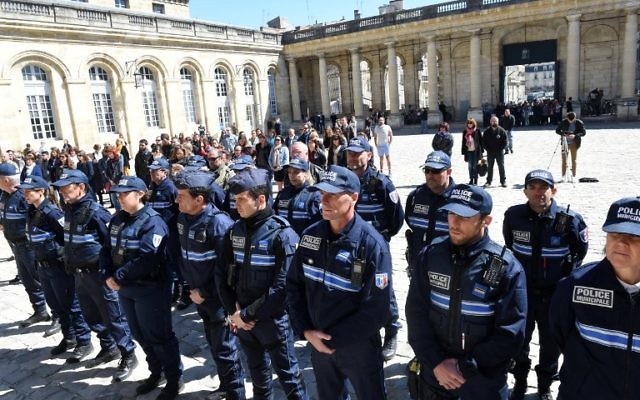 French municipal policemen observe a minute of silence on April 21, 2017 in the courtyard of the town hall in Bordeaux, southwestern France, to pay tribute to the police officer who was shot dead by an attacker on the Champs-Elysees the day before in Paris. (Mehdi Fedouach/AFP) French municipal policemen observe a minute of silence on April 21, 2017 in the courtyard of the town hall in Bordeaux, southwestern France, to pay tribute to the police officer who was shot dead by an attacker on the Champs-Elysees the day before in Paris. (Mehdi Fedouach/AFP)