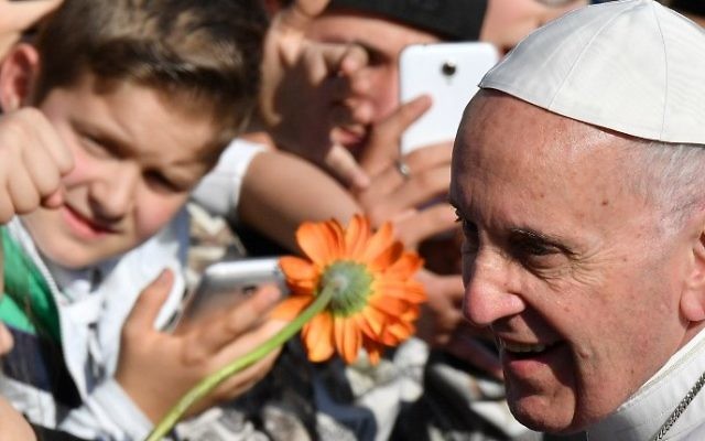 Pope Francis greets people as he arrives at the Basilica of St. Bartholomew on Tiber Island to celebrate the Liturgy of the Word with the Community of SantEgidio in memory of the 'New Martyrs' of the 20th and 21th century, on April 22, 2017 in Rome. (AFP/Alberto Pizzoli) Pope Francis greets people as he arrives at the Basilica of St. Bartholomew on Tiber Island to celebrate the Liturgy of the Word with the Community of SantEgidio in memory of the 'New Martyrs' of the 20th and 21th century, on April 22, 2017 in Rome. (AFP/Alberto Pizzoli)
