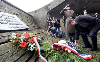 Croatian Prime Minister Andrej Plenkovic lays a wreath of flowers during a ceremony in honor to the victims of Croatia's most brutal World War II death camp in Jasenovac, on 23 April, 2017. (AFP PHOTO / STRINGER)