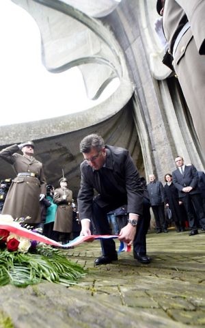 Croatian Prime Minister Andrej Plenkovic lay a wreath of flowers during a ceremony in honor of the victims of Croatia's most brutal World War II death camp in Jasenovac, on April 23, 2017. (Stringer/AFP)