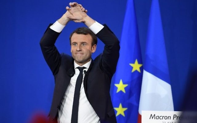 French presidential election candidate Emmanuel Macron rat the Parc des Expositions in Paris, on April 23, 2017. (AFP Photo/Eric Feferberg) French presidential election candidate Emmanuel Macron rat the Parc des Expositions in Paris, on April 23, 2017. (AFP Photo/Eric Feferberg)