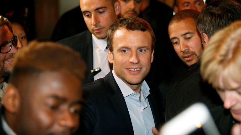 French presidential election candidate Emmanuel Macron (C) looks on as he leaves La Rotonde restaurant in Paris, on April 23, 2017. (AFP Photo/Geoffroy Van Der Hasselt) French presidential election candidate Emmanuel Macron (C) looks on as he leaves La Rotonde restaurant in Paris, on April 23, 2017. (AFP Photo/Geoffroy Van Der Hasselt)