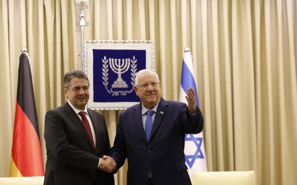 President Reuven Rivlin (R) shakes hands with German Foreign Minister Sigmar Gabriel during a meeting at the presidential compound in Jerusalem on April 25, 2017.  (AFP PHOTO / GALI TIBBON)