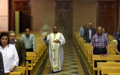 Egyptian worshipers attend Sunday Mass at Saint Mary's church in the Egyptian capital Cairo on April 23, 2017, ahead of Pope Francis' visit. (AFP Photo/Mohamed El-Shahed)