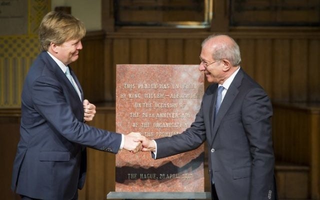 Dutch King Willem-Alexander, shakes hands with OPCW Turkish director-general Ahmet Uzumcu, after unveiling a commemorative plaque during a ceremony marking the 20th anniversary of the founding of the global chemical arms watchdog, the Organization for the Prohibition of Chemical Weapons, in The Hague, April 26, 2017. (AFP/ANP/Lex van Lieshout) Dutch King Willem-Alexander, shakes hands with OPCW Turkish director-general Ahmet Uzumcu, after unveiling a commemorative plaque during a ceremony marking the 20th anniversary of the founding of the global chemical arms watchdog, the Organization for the Prohibition of Chemical Weapons, in The Hague, April 26, 2017. (AFP/ANP/Lex van Lieshout)
