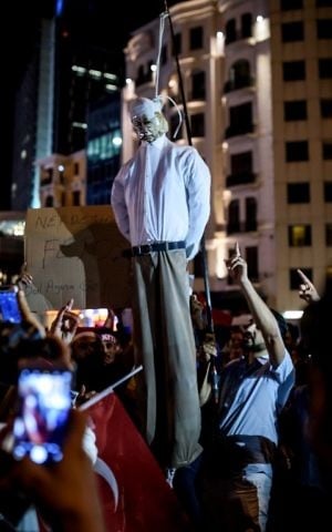 This file photo taken on July 18, 2016 shows pro-Erdogan supporters holding an effigy of US-based preacher Fethullah Gulen hung by a noose during a rally at Taksim square in Istanbul. (AFP Photo/Ozan Kose)