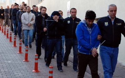 Turkish police officers escort detainees after their arrest for alleged links with US-based Muslim cleric Fethullah Gulen on April 26, 2017 in the central city of Kayseri. (AFP Photo/Dogan News Agency Dogan News Agency/Olcay Duzgun)