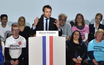 French presidential election candidate for the En Marche ! movement, Emmanuel Macron, center, speaks during a campaign rally in Arras, northern France, April 26, 2017. (AFP/POOL/ Denis Charlet) French presidential election candidate for the En Marche ! movement, Emmanuel Macron, center, speaks during a campaign rally in Arras, northern France, April 26, 2017. (AFP/POOL/ Denis Charlet)