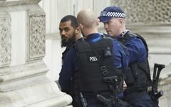 Firearms officiers from the British police detain a man on Whitehall near the Houses of Parliament in central London on April 27, 2017 before being taken away by police. (AFP/Niklas Halle'n)