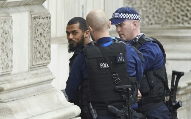 Firearms officiers from the British police detain a man on Whitehall near the Houses of Parliament in central London on April 27, 2017 before being taken away by police. (AFP/Niklas Halle'n) Firearms officiers from the British police detain a man on Whitehall near the Houses of Parliament in central London on April 27, 2017 before being taken away by police. (AFP/Niklas Halle'n)