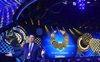 Ukrainian Prime Minister Volodymyr Groysman speaks to the press during his visit to the International Exhibition Center in Kiev on April 28, 2017. (AFP Phptp/Sergei Supinksy)