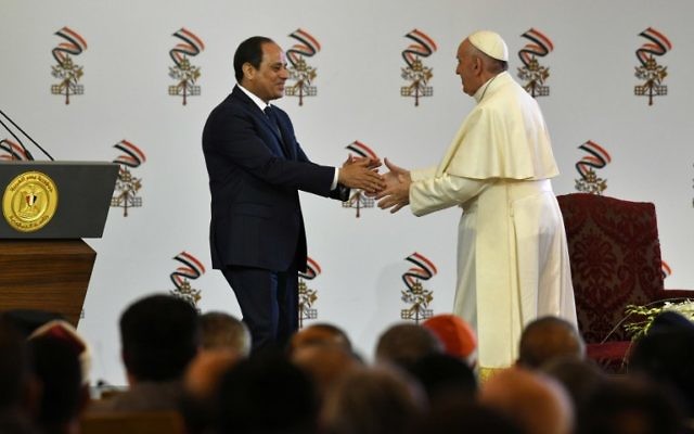 Pope Francis (R) shakes hands with Egyptian President Abdel Fattah al-Sisi during a meeting in Cairo on April 28, 2017. (Andreas Solaro/AFP)