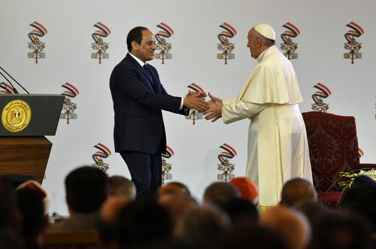 Pope Francis (R) shakes hands with Egyptian President Abdel Fattah al-Sisi during a meeting in Cairo on April 28, 2017. (Andreas Solaro/AFP) Pope Francis (R) shakes hands with Egyptian President Abdel Fattah al-Sisi during a meeting in Cairo on April 28, 2017. (Andreas Solaro/AFP)