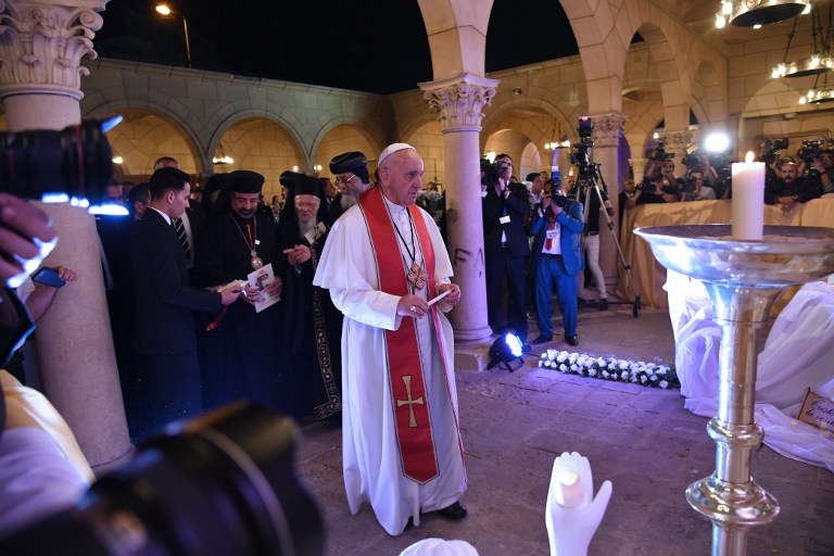 Pope Francis (C) prepares to light a candle during a visit at the Saint Peter and Saint Paul church in Cairo, which was target by a suicide bomb attack that killed 29 people last December, on April 28, 2017. (Andreas Solaro/AFP) Pope Francis (C) prepares to light a candle during a visit at the Saint Peter and Saint Paul church in Cairo, which was target by a suicide bomb attack that killed 29 people last December, on April 28, 2017. (Andreas Solaro/AFP)