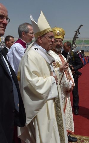 Pope Francis prepares to celebrate a mass on April 29, 2017 at a stadium in Cairo. (AFP PHOTO / Andreas SOLARO)