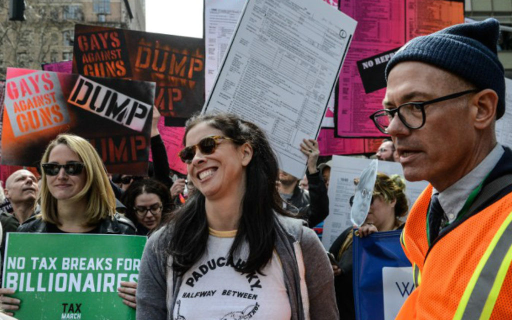 Actress Sarah Silverman participates in a Tax Day protest in New York City, April 15, 2017. (AFP/Stephanie Keith/Getty Images) Actress Sarah Silverman participates in a Tax Day protest in New York City, April 15, 2017. (AFP/Stephanie Keith/Getty Images)