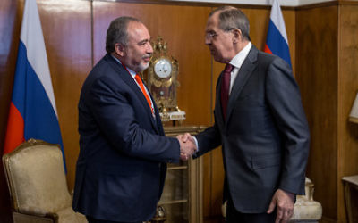 Defense Minister Avigdor Liberman meets with Russian Foreign Minister Sergey Lavrov in Moscow on April 26, 2017. (Ariel Hermoni/Defense Ministry)