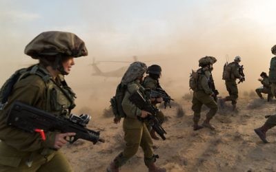 Illustrative: Male and female combat soldiers of the Caracal Battalion train to fight an Islamic State assault on southern Israel in late March 2017. (Israel Defense Forces)