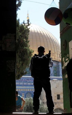 A Border Police officer stands at an entrance to the Temple Mount in Jerusalem's Old City on June 8, 2009. (Yossi Zamir/Flash90)