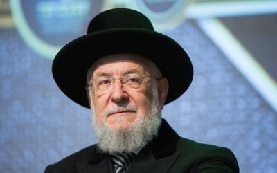 Rabbi Yisrael Meir Lau, chief rabbi of Tel Aviv, attends a ceremony for a new Torah scroll brought to the synagogue of the Knesset on June 9, 2015. (Yonatan Sindel/Flash90)