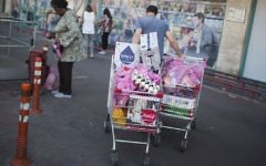 Illustrative image of Israelis grocery shopping at a supermarket in Talpiot, Jerusalem, on April 20, 2016. (Hadas Parush/Flash90)