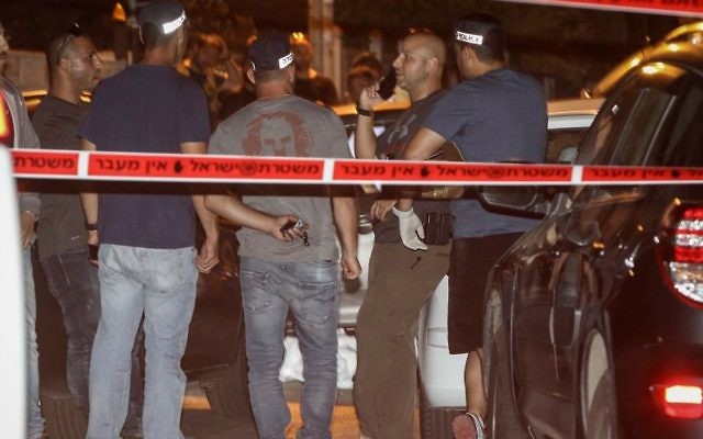 Illusrtative: Police at a crime scene in the central Israeli city of Lod, on May 28, 2016. (Flash90) Illusrtative: Police at a crime scene in the central Israeli city of Lod, on May 28, 2016. (Flash90)