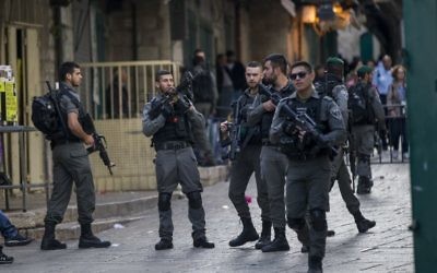 Security forces in Jerusalem's Old City after a stabbing attack in which three people were injured and the assailant was shot by police, April 1, 2017. (Yonatan Sindel/Flash90) 