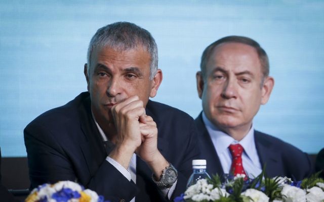 Finance Minister Moshe Kahlon (L) and Prime Minister Benjamin Netanyahu at a signing ceremony for an agreement to build thousands of new apartments in Beit Shemesh, April 3, 2017. (Hadas Parush/Flash90)