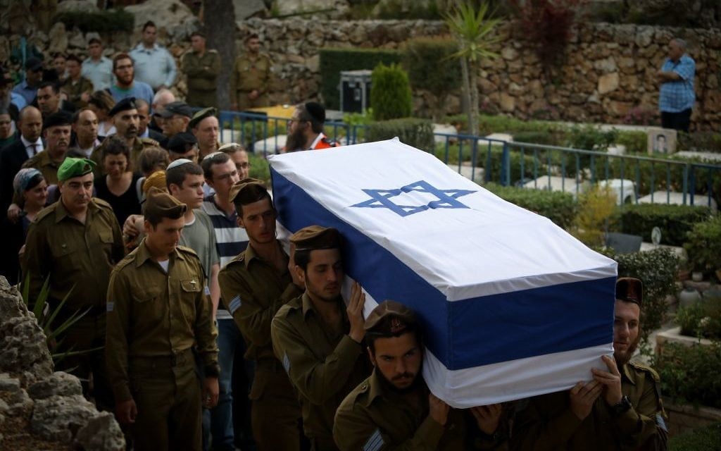 Hundreds attend the funeral of 20-year old Israeli soldier Sgt. Elchai Taharlev at Mt. Herzl, in Jerusalem on April 6, 2017. (Flash90)
