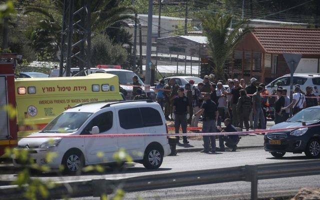 Israeli soldiers and police inspect the scene of a car-ramming attack near the Israeli settlement of Ofra, north of the city of Ramallah, in the West Bank, April 6, 2017. (Flash90) Israeli soldiers and police inspect the scene of a car-ramming attack near the Israeli settlement of Ofra, north of the city of Ramallah, in the West Bank, April 6, 2017. (Flash90)