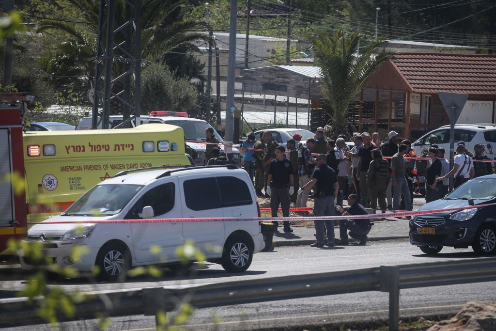Israeli soldiers and police inspect the scene of a car-ramming attack near the Israeli settlement of Ofra, north of the city of Ramallah, in the West Bank, April 6, 2017. (Flash90) Israeli soldiers and police inspect the scene of a car-ramming attack near the Israeli settlement of Ofra, north of the city of Ramallah, in the West Bank, April 6, 2017. (Flash90)