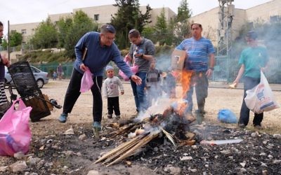 Religious Jews in the settlement of Migdal Oz burn leavened products ahead of the Passover holiday on April 10, 2017. (Gershon Elinson/Flash90) Religious Jews in the settlement of Migdal Oz burn leavened products ahead of the Passover holiday on April 10, 2017. (Gershon Elinson/Flash90)