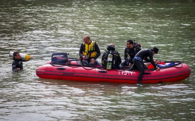 Rescue services search at the scene of where three young men went missing days earlier in the Sea of Galilee in northern Israel, April 13, 2017. (Yaakov Lederman/Flash90) 