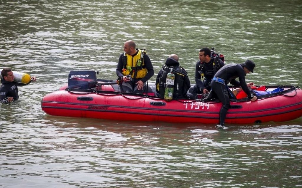 Rescue services search for three young men who went missing days earlier in the Sea of Galilee in northern Israel, April 13, 2017. (Yaakov Lederman/Flash90)