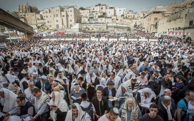 Jewish worshippers pray at the Western Wall in Jerusalem's Old City during the Passover priestly blessing on April 13, 2017. (Yonatan Sindel/Flash90)