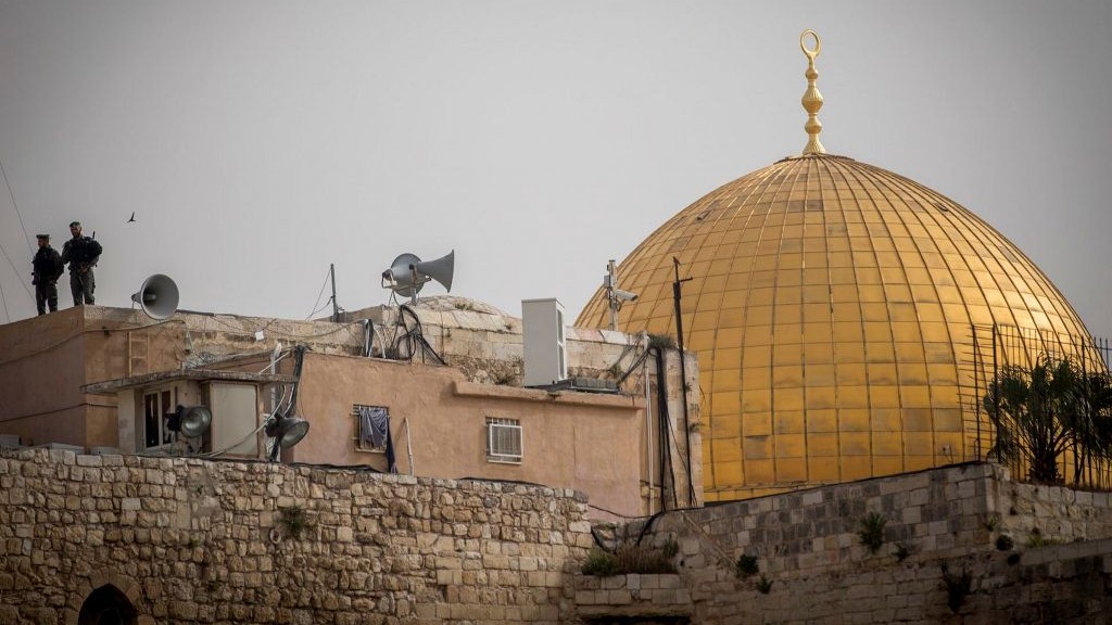 Border Police officers guard near the Western Wall in Jerusalem's Old City during the Passover priestly blessing on April 13, 2017. (Yonatan Sindel/Flash90) Border Police officers guard near the Western Wall in Jerusalem's Old City during the Passover priestly blessing on April 13, 2017. (Yonatan Sindel/Flash90)