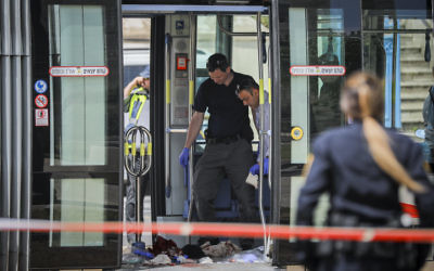 Police collect evidence at the scene of a stabbing attack on the Jerusalem light rail near IDF Square in the capital on April 14, 2017. (Yonatan Sindel/FLASH90)
