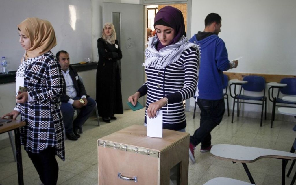 Palestinian students vote in student council elections at An-Najjah University in the West Bank city of Nablus on April 18, 2017. (Nasser Ishtayeh/Flash90)