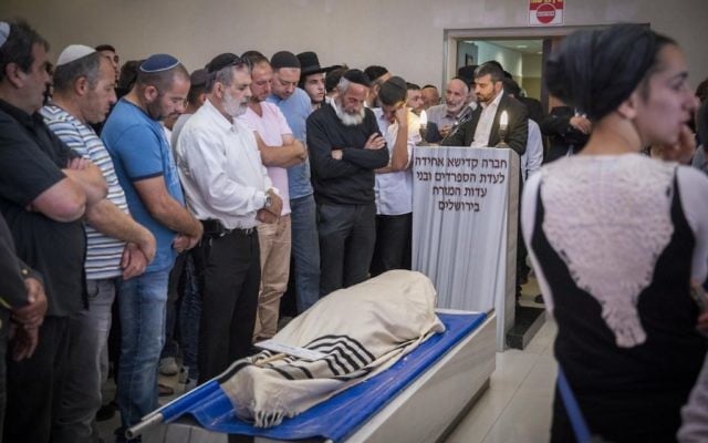Friends and family of Nahman Itah, 21, mourn during his funeral in Jerusalem, April 18, 2017. (Yonatan Sindel/Flash90) 
