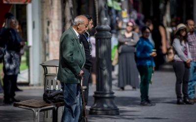 People stand still on Jaffa Road, central Jerusalem, as a two-minute siren is sounded across Israel to mark Holocaust Remembrance Day on April 24, 2017. (Yonatan Sindel/Flash90)