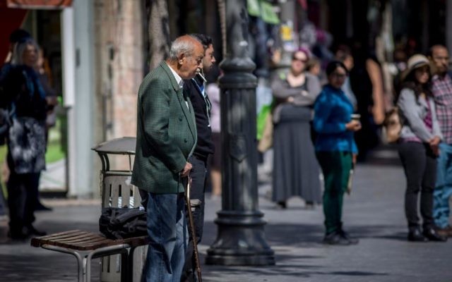 People stand still on Jaffa Road, central Jerusalem, as a two-minute siren is sounded across Israel to mark Holocaust Remembrance Day on April 24, 2017. (Yonatan Sindel/Flash90)