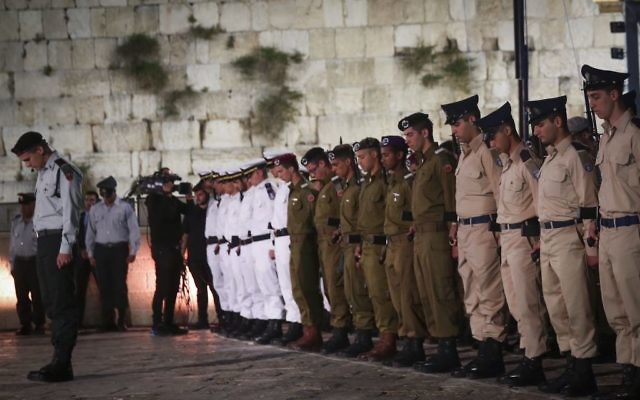 Israeli soldiers stand at attention and bow their heads as a siren is heard to mark a minute of silence during a Memorial Day ceremony at the Western Wall, in Jerusalem's Old City, April 30, 2017. (Hadas Parush/Flash90) Israeli soldiers stand at attention and bow their heads as a siren is heard to mark a minute of silence during a Memorial Day ceremony at the Western Wall, in Jerusalem's Old City, April 30, 2017. (Hadas Parush/Flash90)