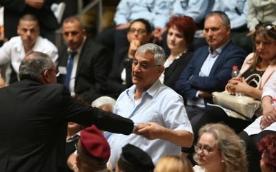 A bereaved father, Shaul Chitiyat, interrupts the speech of Prime Minister Benjamin Netanyahu during the official opening ceremony of the new National Memorial Hall at the entrance to the military cemetery on Mount Herzl, in Jerusalem on April 30, 2017. (Yonatan Sindel/Flash90)