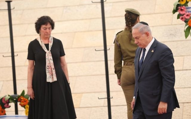 Prime Minister Benjamin Netanyahu, right, at a ceremony marking Memorial Day for Israel's fallen soldiers and victims of terror, at Yad LeBanim in Jerusalem, April 30, 2017. (Yonatan Sindel)