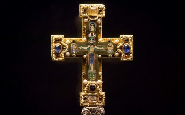 A medieval cross, part of the Welfenschatz, is displayed at the Bode Museum in Berlin. The heirs of several Nazi-era Jewish art dealers have spent nearly a decade trying to persuade German officials to return the collection of medieval relics valued at more than $250 million (AP/Markus Schreiber) A medieval cross, part of the Welfenschatz, is displayed at the Bode Museum in Berlin. The heirs of several Nazi-era Jewish art dealers have spent nearly a decade trying to persuade German officials to return the collection of medieval relics valued at more than $250 million (AP/Markus Schreiber)