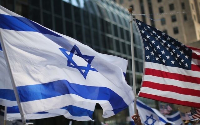 Israeli and American flags seen in Chicago, Illinois, 2014. (Scott Olson/Getty Images)